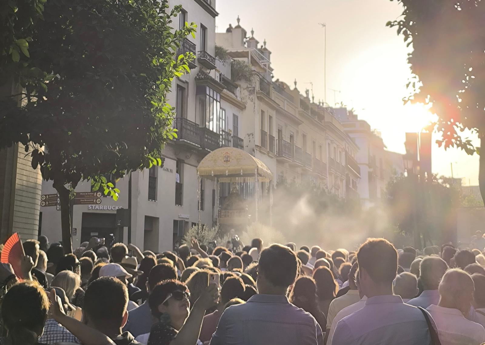 La Asunción de María en Sevilla: una tradición milenaria llena de fe, música y ambiente 