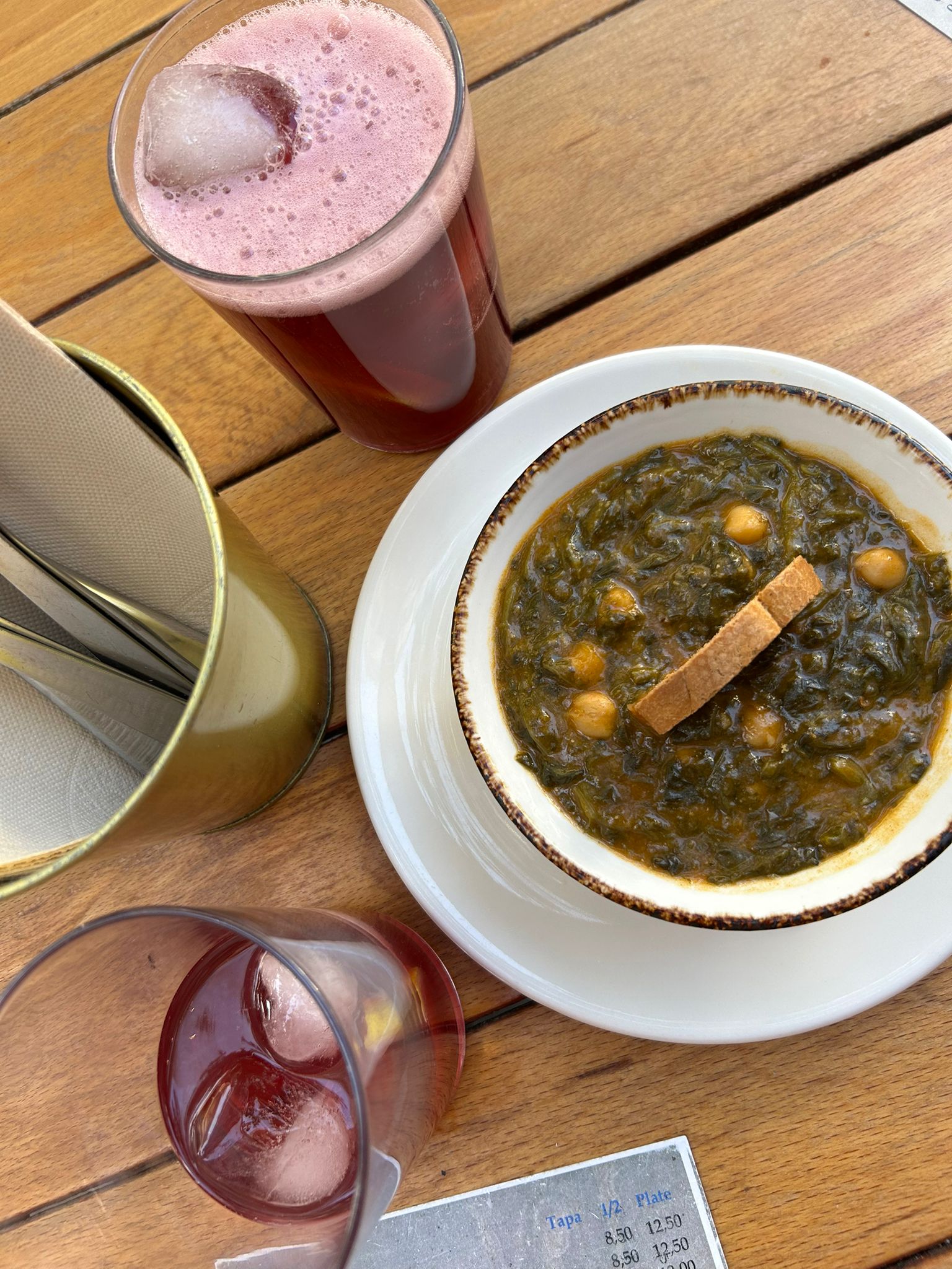 Top 3 Lugares para Probar Espinacas con Garbanzos en Sevilla, y Cómo Prepararlas en Casa 