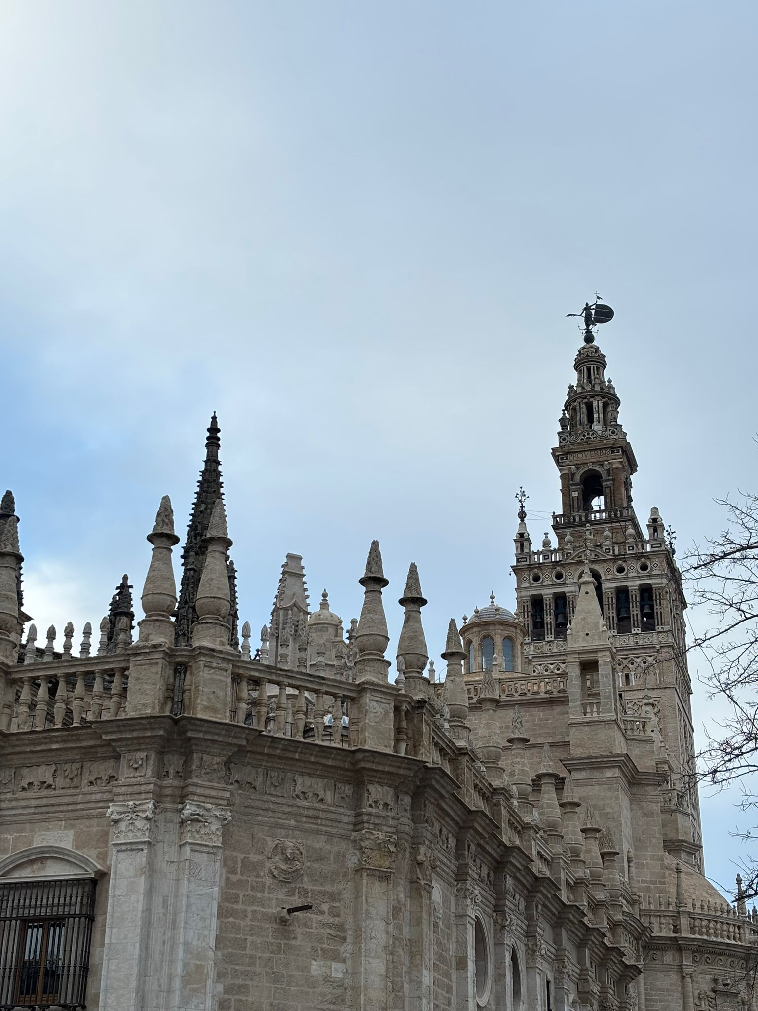 Una vuelta alrededor de la catedral, tres particularidades