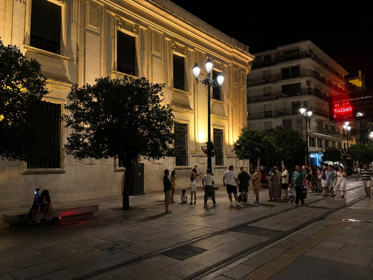 Summer evening culture in Seville: why the city comes to life after 9:00 PM.